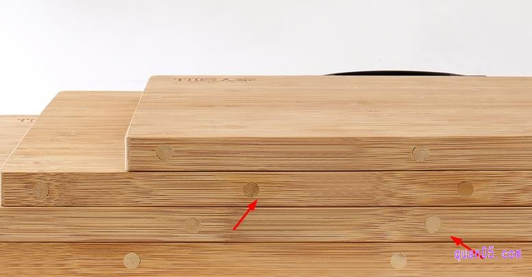 竹签链接的竹菜板和金属杆连接的竹菜板都是采用的物理连接工艺，不需要用到胶水